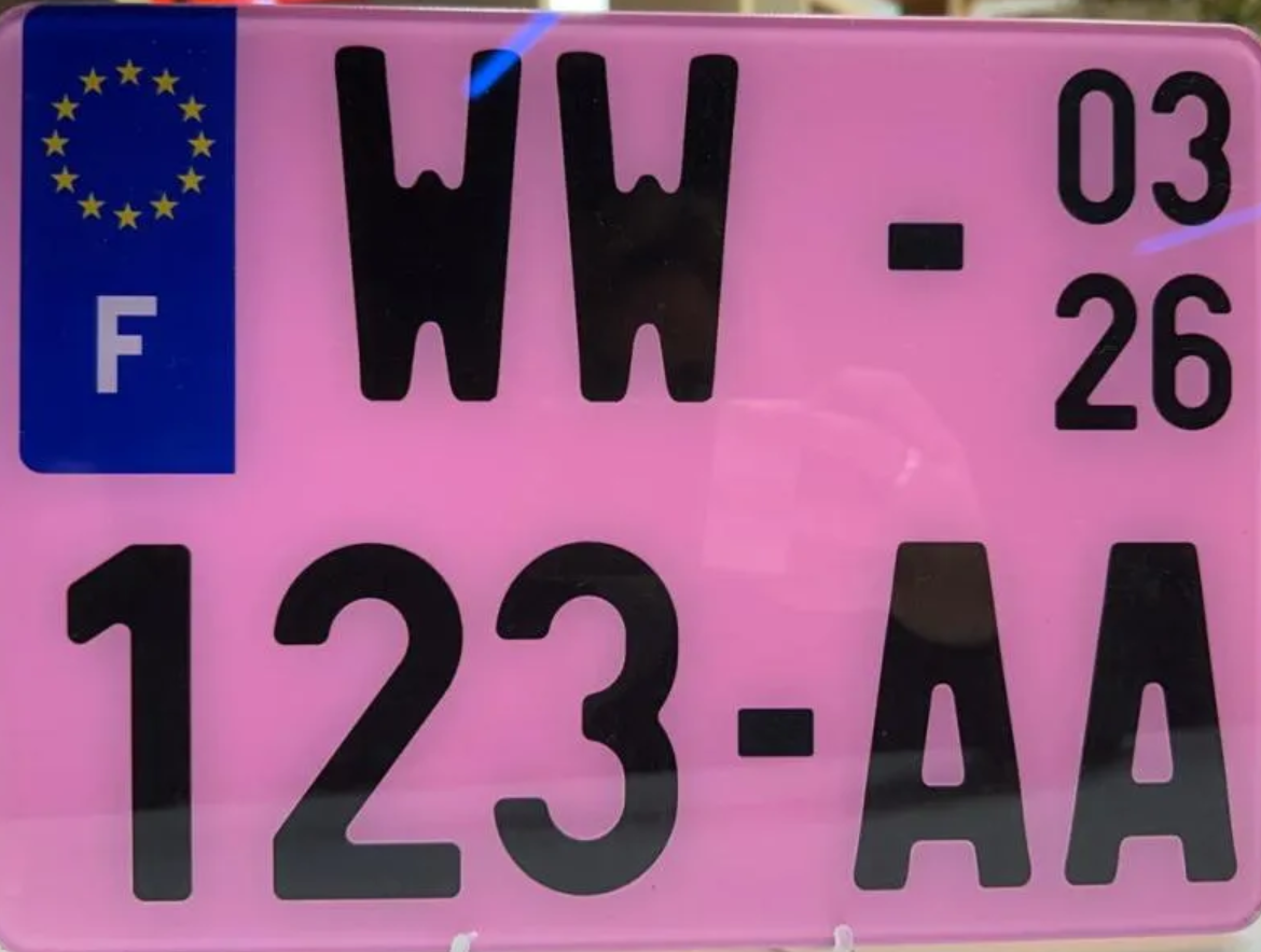 les plaques roses sur es routes de France